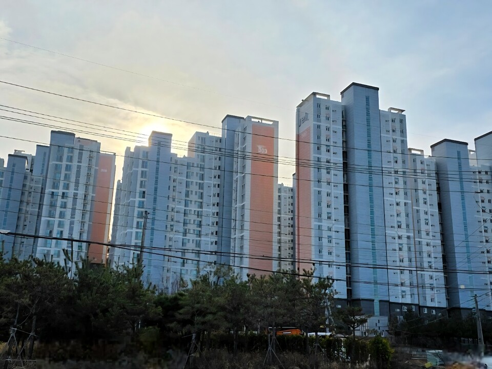 공사 입찰 과정에서 절차 위반·유착 의혹 등이 제기됐던(12월21일 보도, [단독] 안성시 원곡면 아파트 하자보수 공사 입찰 논란…절차 위반·유착 의혹 제기) 안성시 원곡면 J아파트 10년차 하자보수 및 보수공사 입찰이 입주자대표회의 의결로 결국 무효화됐다. (사진=김종대 기자)