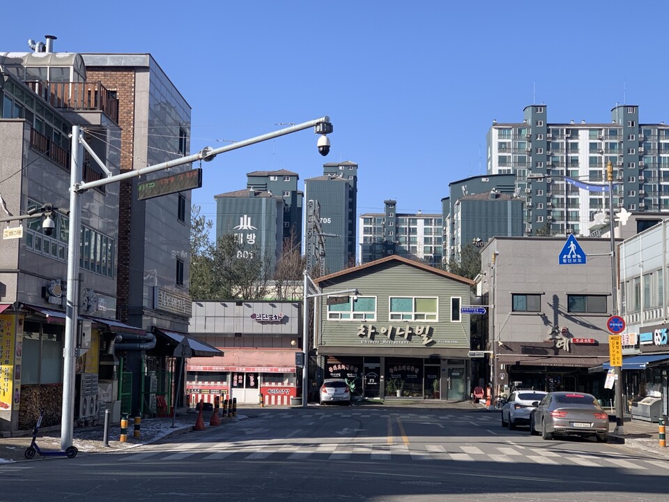지난 20일 지행역 3번 출구 상가지역에 무인단속이 시행되고 있다. (사진=오기춘 기자)