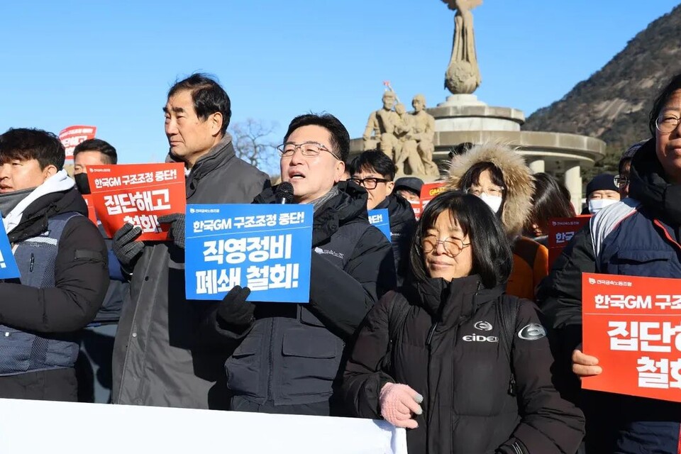 한국지엠 노조 조합원들이 지난달 22일 청와대 앞에서 세종 물류센터 해고 반대와 직영정비센터 폐쇄에 반대하는 집회를 가졌다. (사진제공=한국지엠 노조)