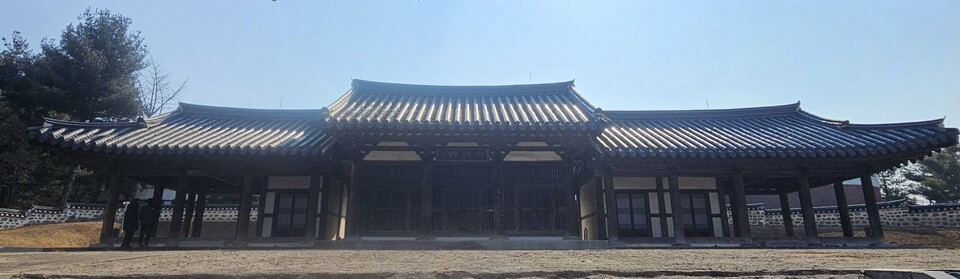 12일 오전 10시50분께 찾은 안성시 보개면에 위치한 안성객사. 마당에 들어서면 건물 구조를 쉽게 이해할 수 있다. 백성관이라고 적힌 가운데 지붕이 높고 가장 ‘격식’ 있는 건물이 정청(正廳)이고, 그 정청을 기준으로 좌우에 날개처럼 붙은 건물이 동헌·서헌(동서헌, 동익헌·서익헌)이다. (사진=김종대 기자)