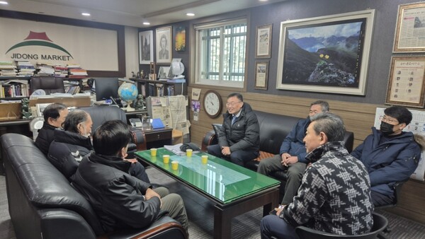 지난달 취임과 동시에 시장 상인회를 찾아 지역경제 활성화와 전통시장 현안에 대해 의견을 나누고 있다. (사진제공=팔달구)