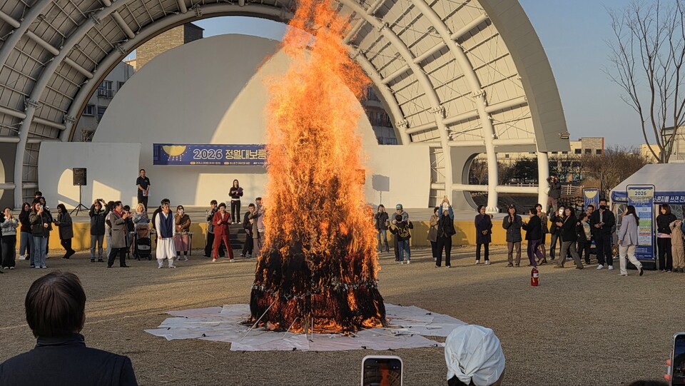 이천 예스파크 대공연장에 달집이 섰다. 소원지가 달리고, 풍물이 울리고, 풍년을 비는 제(祭)가 이어졌다. 그리고 마지막, 달집에 불이 붙었다. (사진=송석원 기자)