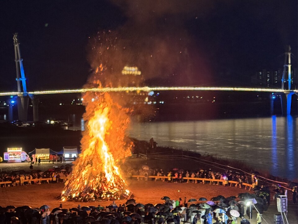 2일 오후 여주시 달맞이광장(구 여주대교 아래·천송동)에서 열린 ‘2026 병오년 여주 남한강 대보름 달집태우기 축제’에서 달집이 훨훨 타오르고 있다. (사진=김광섭 기자)