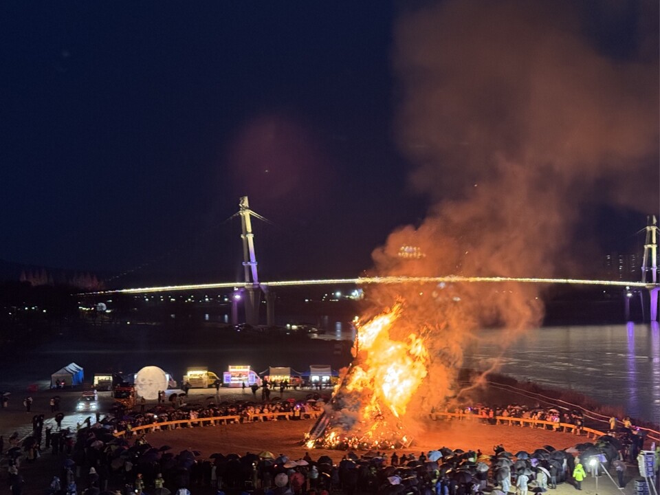 2일 오후 여주시 달맞이광장(구 여주대교 아래·천송동)에서 열린 ‘2026 병오년 여주 남한강 대보름 달집태우기 축제’에서 달집이 훨훨 타오르고 있다. (사진=김광섭 기자)