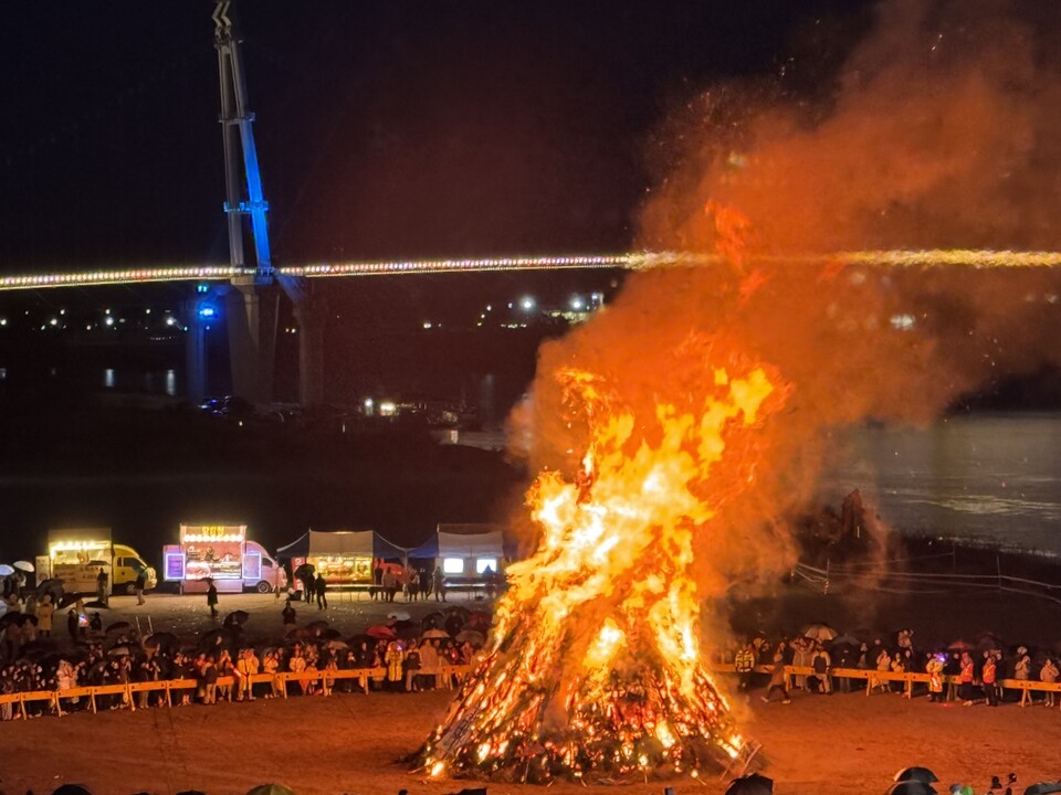 2일 오후 여주시 달맞이광장(구 여주대교 아래·천송동)에서 열린 ‘2026 병오년 여주 남한강 대보름 달집태우기 축제’에서 달집이 훨훨 타오르고 있다. (사진=김광섭 기자)