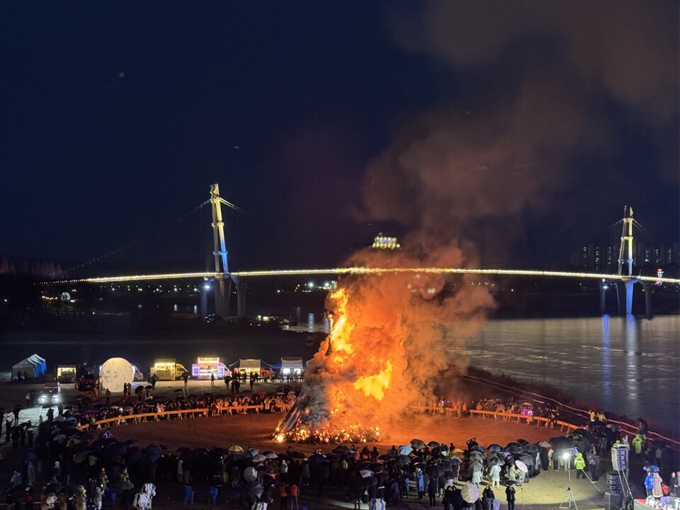 2일 오후 여주시 달맞이광장(구 여주대교 아래·천송동)에서 열린 ‘2026 병오년 여주 남한강 대보름 달집태우기 축제’에서 달집이 훨훨 타오르고 있다. (사진=김광섭 기자)
