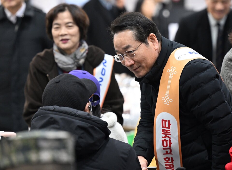 지난 설 연휴를 앞두고 연안여객터미널에서 시민들에게 인사하는 유정복 인천시장. (사진=유정복 인천시장 페이스북)