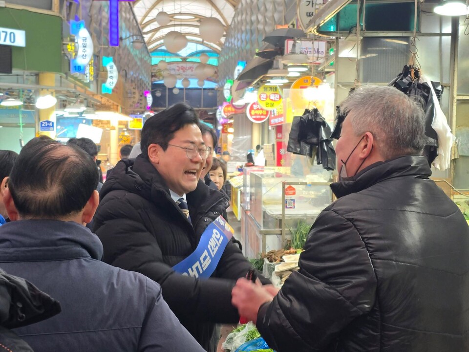 지난 설 연휴를 앞두고 전통시장을 찾아 시민들에게 인사하는 박찬대 국회의원. (사진=박찬대 의원 페이스북)