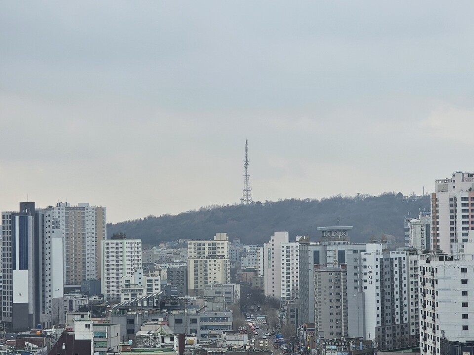 초미세먼지 농도가 ‘나쁨’ 수준을 보인 6일 오후 4시20께 인천시 미추홀구 수봉공원 일대 도심이 뿌연 대기 속에 흐릿하게 보이고 있다.  (사진=남용우 선임기자)