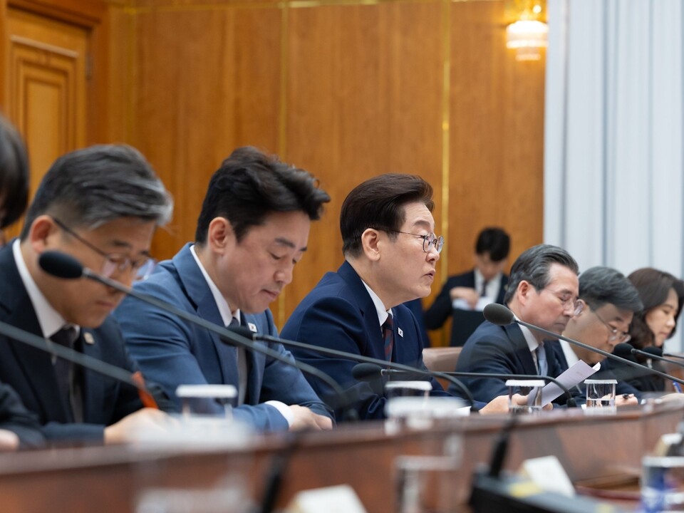 중동 정세 불안으로 국제 유가 상승 우려가 커지자 정부가 석유제품 가격 통제 카드 검토에 들어갔다. 이재명 대통령은 9일 오전 청와대에서 ‘중동 상황 관련 비상경제점검회의’를 주재하고 석유제품 가격 안정과 금융시장 대응 방안을 논의했다. (사진제공=청와대)