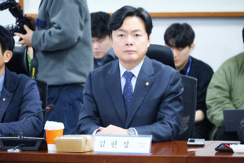 김현정 더불어민주당 원내대변인은 10일 국회 소통관 브리핑에서 “국민이 요구한 것은 급조된 결의문이 아니라 헌정질서를 흔든 비상계엄에 대한 석고대죄와 반성”이라며 “알맹이 없는 결의문으로 과거를 덮을 수는 없다”고 밝혔다. (사진=김현정 원내대변인 페이스북)
