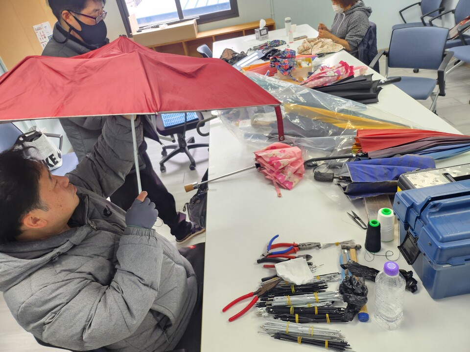 10일 오전 10시20분께 수원시 팔달구 지동창작마을센터에 마련된 ‘찾아가는 우산수리센터’를 찾았다. 작업대 위에는 시민들이 맡긴 고장 난 우산들이 여러 개 놓여 있었고, 지역공동체 일자리사업 참여자들이 공구를 이용해 우산을 하나씩 손보느라 분주했다. 이 모두 시민들이 맡긴 우산들이다. (사진=순정우 기자)