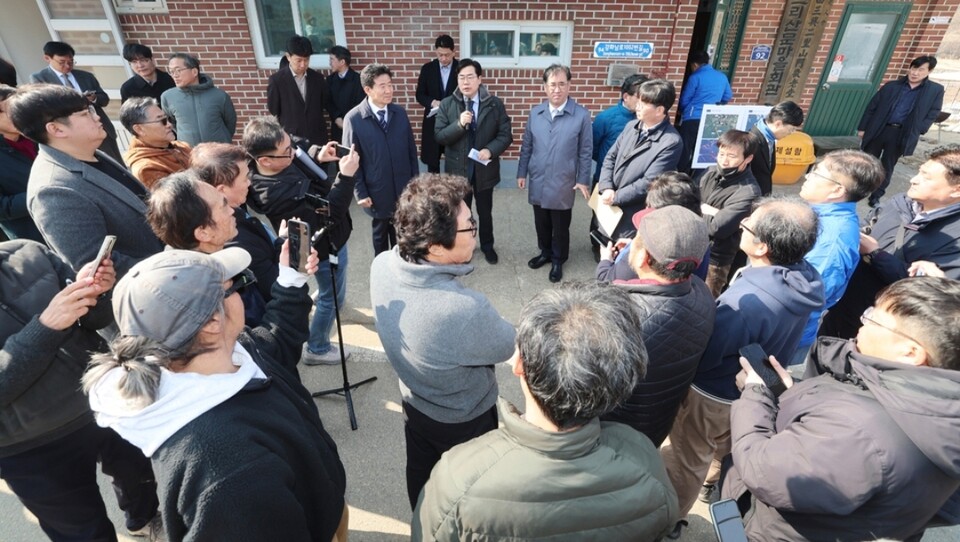 박찬대 국회의원(더민주 인천연수갑), 맹성규 국회 국토교통위원장(인천 남동갑) 등 더불어민주당 관계자들이 지난 12일 양도면 삼흥2리를 방문해 주민들과 만나고 있다. (사진=박찬대 의원 페이스북)