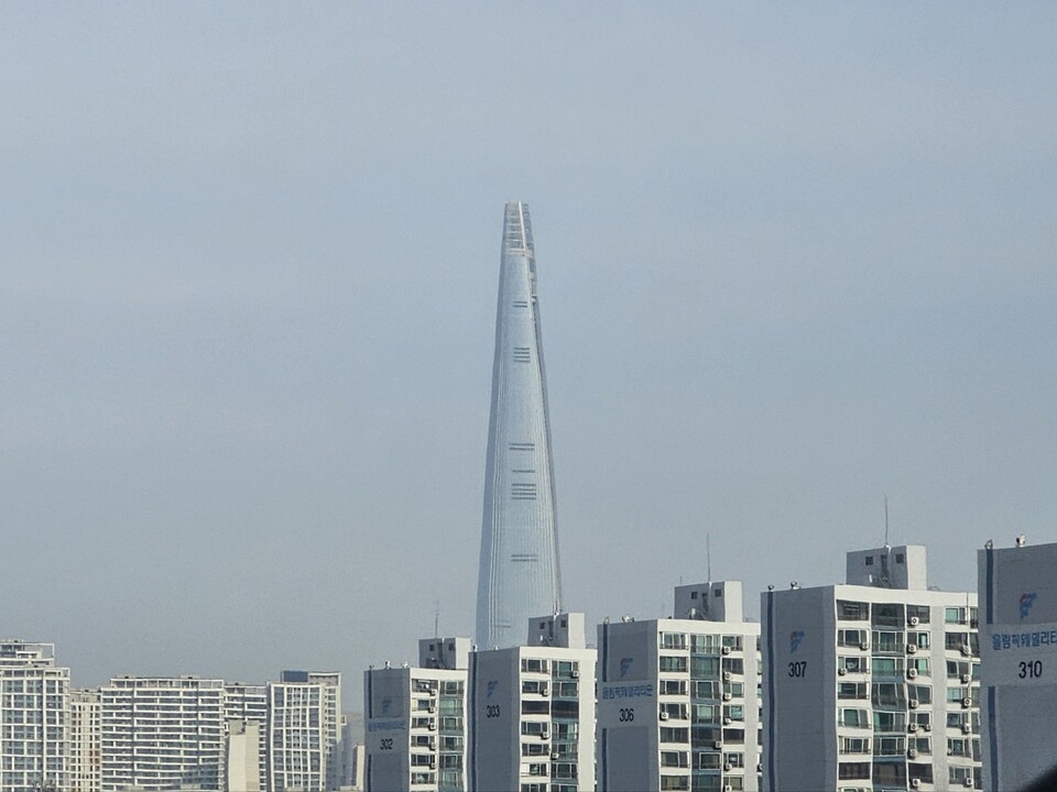 29일 오전 9시50분께 서울 롯데월드타워 주변 하늘이 초미세먼지 영향으로 뿌옇게 보이고 있다. (사진=김상현 기자)