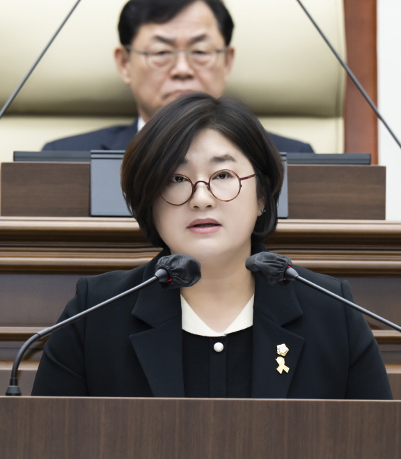 민선8기 김포시의회의 마지막 본회의에서 김계순 의원이 '자유 5분발언'을 통해 민선 8기 지난 시정을 비판하고 있다. (사진제공=김포시의회)