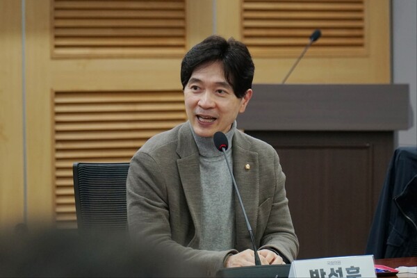 김건희 여사 관련 의혹을 수사 중인 민중기 특별검사팀이 17일 김기현 국민의힘 의원(울산 남구을)의 국회 사무실과 자택 등에 대해 압수수색을 단행했다. 국민의힘 박성훈 수석대변인 명의 논평을 내고 “사전 소환 통보나 출석 요구 없이 압수수색이 이뤄졌다”며 “정치 특검” “권한 남용” “이벤트성 수사”라고 주장했다. (사진=박성훈 수석대변인 페이스북)