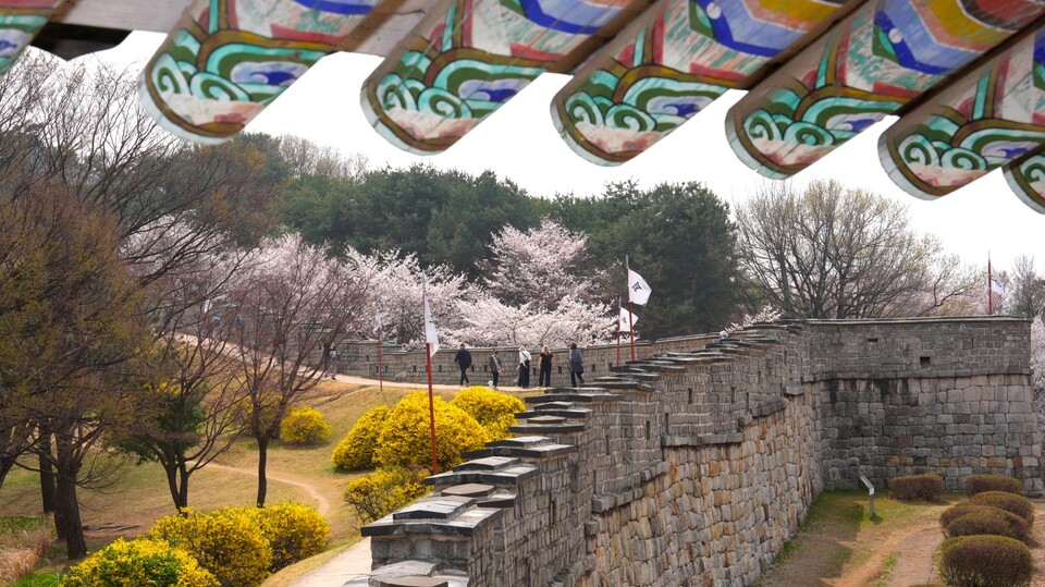 수원화성 서북각루에서 서장대 방향으로 올라가는 길을 바라보는 모습. (사진제공=수원시)