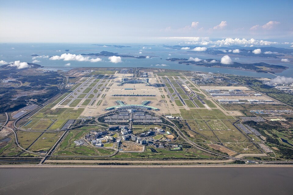 사진은 인천국제공항 전경. 여객과 화물처리분야에서 세계 3위를 기록하고 있지만 공항 주변에 종합병원이 없어 심각한 의료 인프라 부족 사태를 빚고 있다. (사진제공=인천국제공항공사)