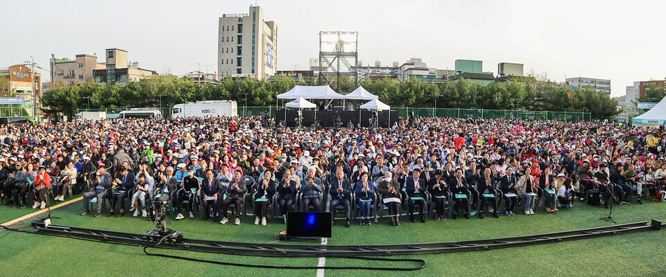관람객들이 공연에 맞춰 손을 들어 호응하고 있다. (사진제공=계양구)