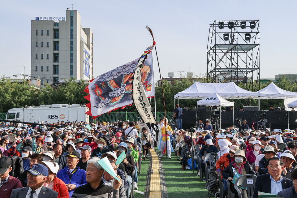 18일 계양구 계산체육공원 일대에서 열린 ‘제12회 계양산 국악제’에서 길놀이 행렬이  입장하고 있다. (사진제공=계양구)
