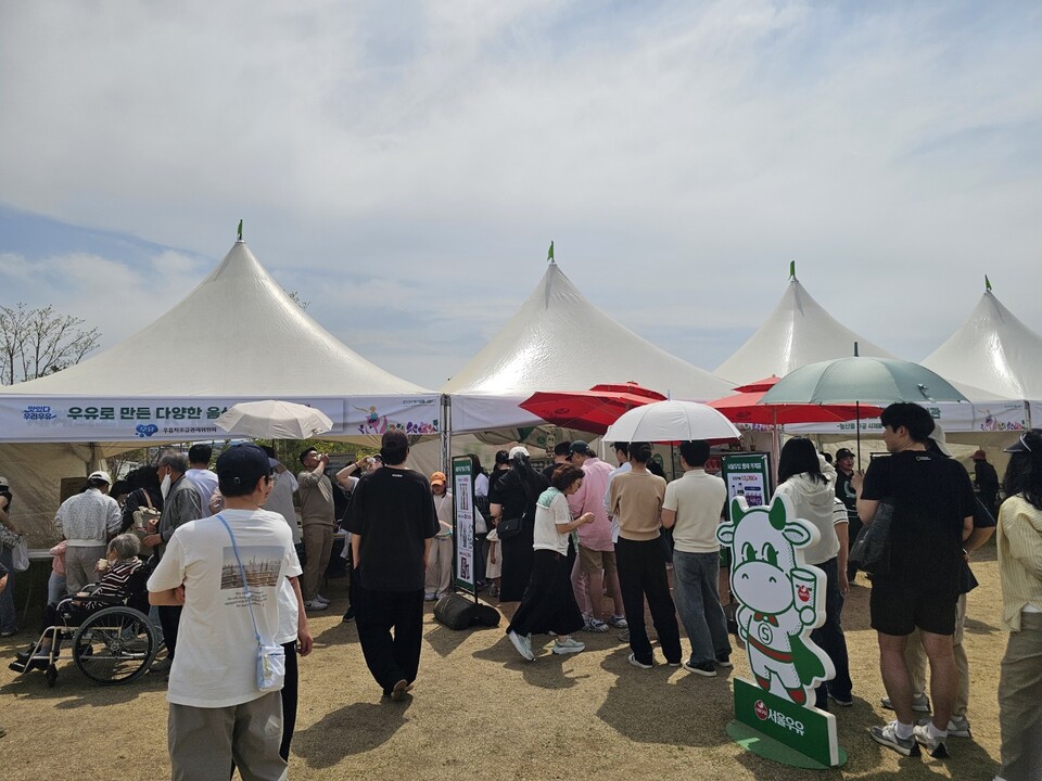 19일 평택시농업생태원에서 열린 ‘평택 꽃나들이’ 행사장 내 무료 시식 코너에 관람객들이 길게 줄을 서 있다. 평택 지역 농특산물을 맛볼 수 있는 시식 행사에 시민들의 발길이 몰리며 북적이는 모습을 보였다. (사진=김종대 기자)