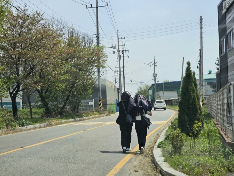 19일 낮 12시20분께 평택시 청북읍 백봉리. 초여름을 방불케 하는 햇살 아래, 젊은 남녀가 입고 있던 잠바를 벗어 머리 위에 뒤집어쓴 채 길을 걷고 있다. (사진=김종대 기자)