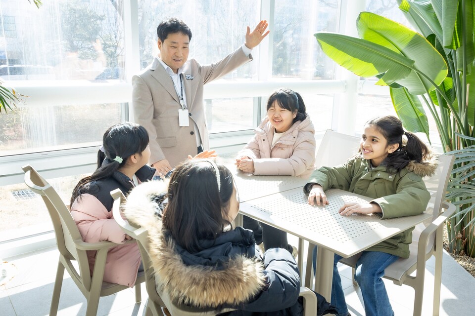 지난해 수원시청으로 현장학습을 온 지역아동센터를 이용하는 아동들이 새빛민원실을 이용하고 있다. (사진제공=수원시)