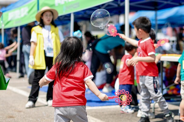 지난 2024년 어린이날을 맞아 수원시가 개최한 ‘어린이 놀이 한마당’ 행사에서 어린이들이 놀이에 참여하고 있다. (사진제공=수원시)