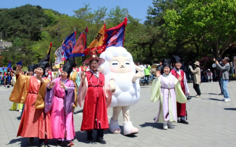 24일 양평 용문산 관광단지에서 열린 ‘제16회 용문산 산나물축제’에서 ‘임금님 진상행렬 퍼레이드’ 참가자들이 행진하며 관람객들에게 인사를 건네고 있다.