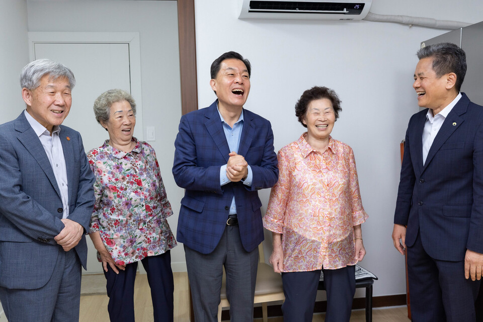 지난해 8월 수원에 거주하고 있는 독립유공자 후손 집수리 지원사업 완료 가구에서 집들이가 열려 관계자들이 축하를 하고 있다. (사진제공=수원시)