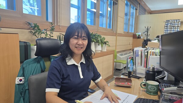 김영란 동두천시공무원노조 위원장이 본지와의 인터뷰에서 박형덕 동두천시장의 재선 후 첫 인사에서 공정과 투명성이 중요하다고 설명하고 있다. 사진=오기춘 기자