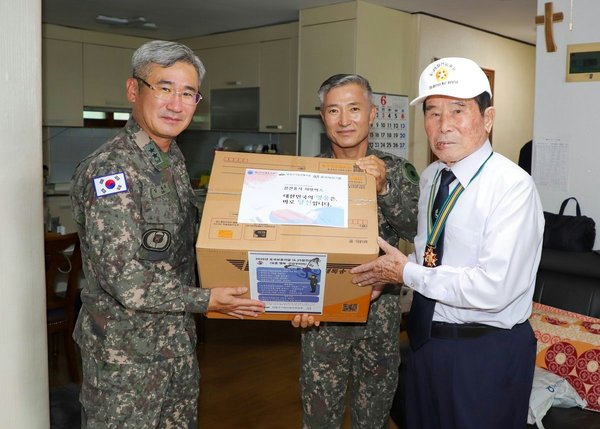 육군 제2신속대응사단, 6·25전쟁 참전용사 찾아 희망박스 전달