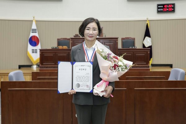 양경애 구리시의회 의장, 지역신문의 날 ‘의정대상 기초의원 부문’ 수상
