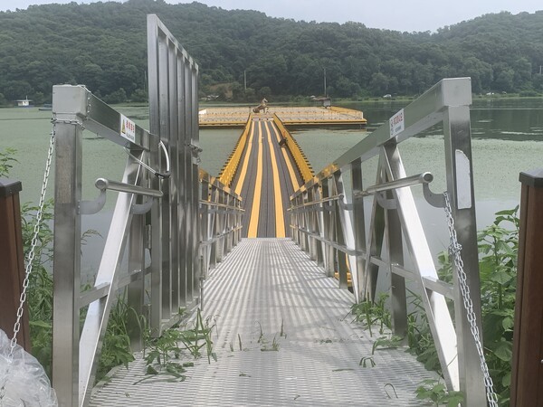지난 5월 2일 임시 개통된 부잔교로 가는 길에도 잡초가 올라와 있다. /사진=오기춘 기자